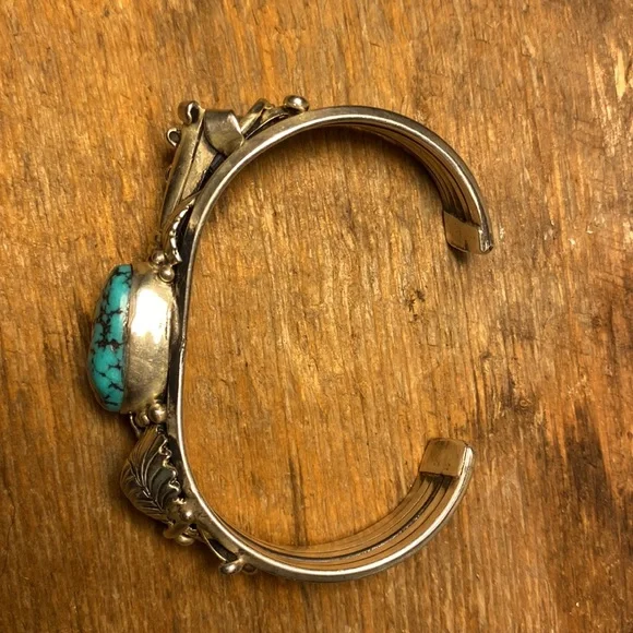 NAVAJO CUFF BRACELET by Tom Willeto, signed, sterling silver and turquoise - Picture 3 of 17